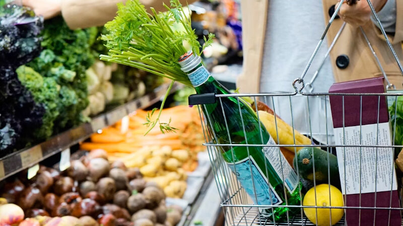 ¿Hasta qué hora está abierta la tienda de alimentos más cercana?