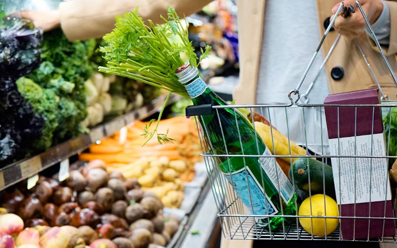 ¿Hasta qué hora está abierta la tienda de alimentos más cercana?