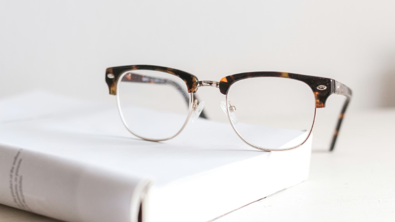 Cómo evitar arañazos, manchas y empañamiento en tus gafas graduadas