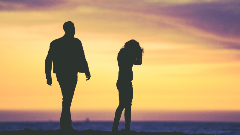 Señales de que una relación de pareja es tóxica que muchas personas normalizan sin darse cuenta
